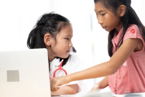 Asiatiska Barn Spelar Läkare Med Laptop Kid Livsstilskoncept — Stockfoto