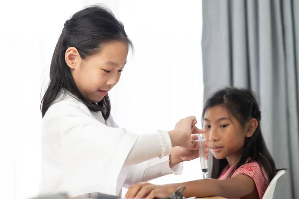 Asiático Niños Jugando Doctor Chica Usando Jeringa Con Paciente —  Fotos de Stock