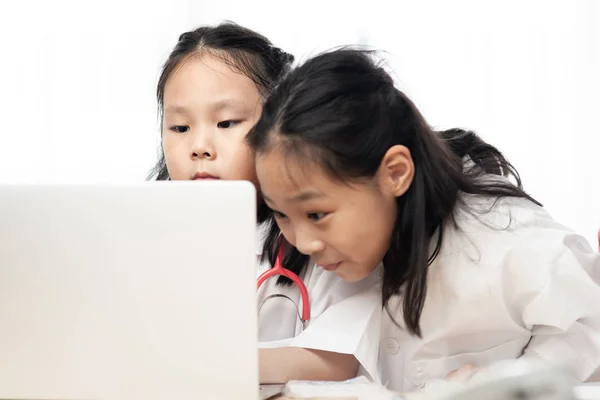 Asiatiska Barn Spelar Läkare Med Laptop Kid Livsstilskoncept — Stockfoto