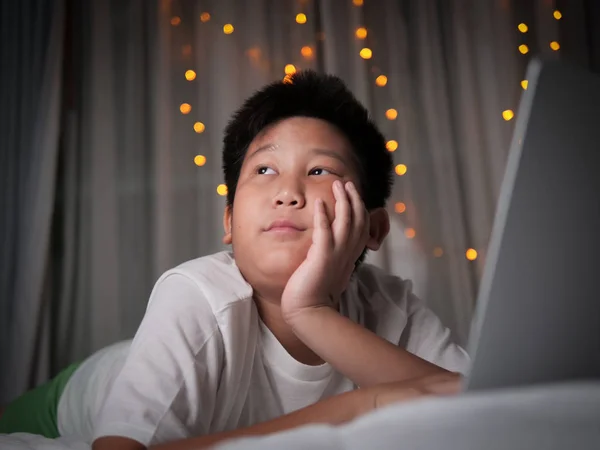 Happy Preteen Boy Using Laptop Bed Christmas Light — Stock Photo, Image