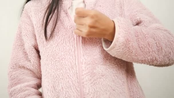 Девушка Застегивает Розовую Куртку Замедленная Съемка — стоковое видео
