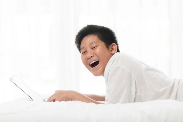 Glad Asiatiska Preteen Pojke Ligga Sängen Och Använder Bärbar Dator — Stockfoto
