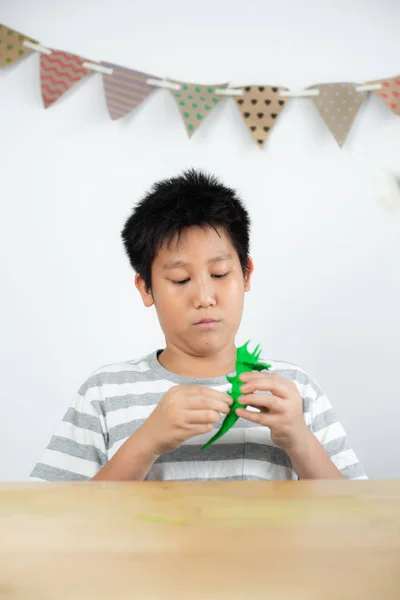 Glad Asiatiska Preteen Pojke Spela Degen Hemma — Stockfoto