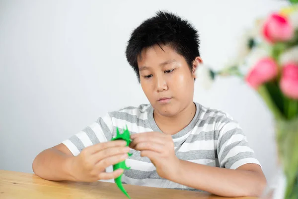 Glad Asiatiska Preteen Pojke Spela Degen Hemma — Stockfoto