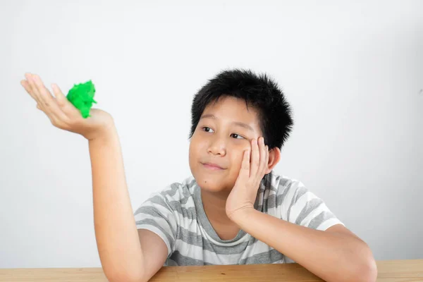 Feliz Ásia Preteen Menino Jogar Massa Casa — Fotografia de Stock