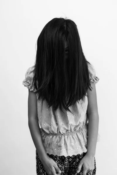 ゾンビ ハロウィーン コンセプト コピー スペースで黒と白の女の子 — ストック写真