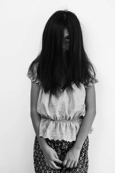 ゾンビ ハロウィーン コンセプト コピー スペースで黒と白の女の子 — ストック写真