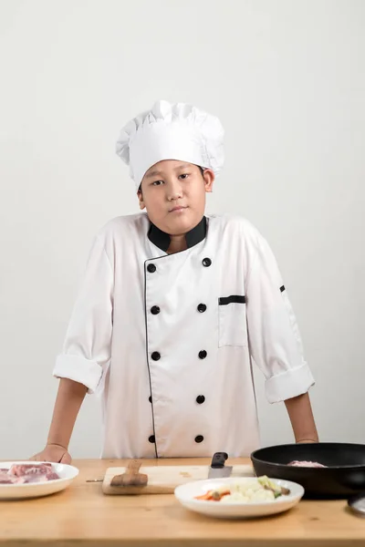 Азиатский Мальчик Подросток Форме Шеф Повара Едой Столе — стоковое фото