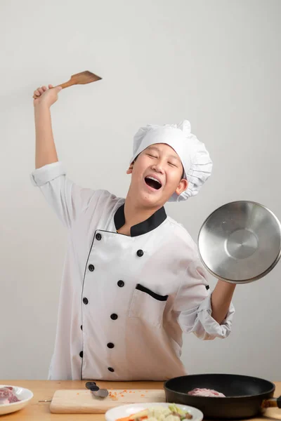 Grappige Aziatische Preteen Chef Kok Holding Spatel Een Pot Deksel — Stockfoto