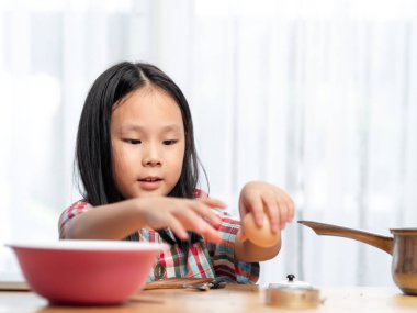 Asyalı kız evde yemek yumurta için öğrenme nasıl.