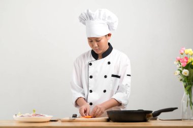 Havuç masaya doğrama Şef üniformalı Asya varoluş çocuk.