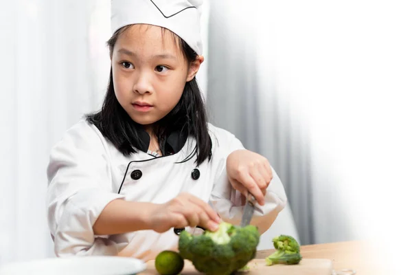Jonge Chef Kok Broccoli Hakken Houten Bord Levensstijl Concept — Stockfoto