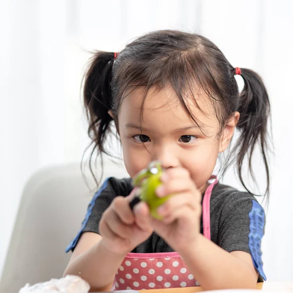 Cute Asian Girl Try Peeling Lemon Lifestyle Concept — Stock Photo, Image