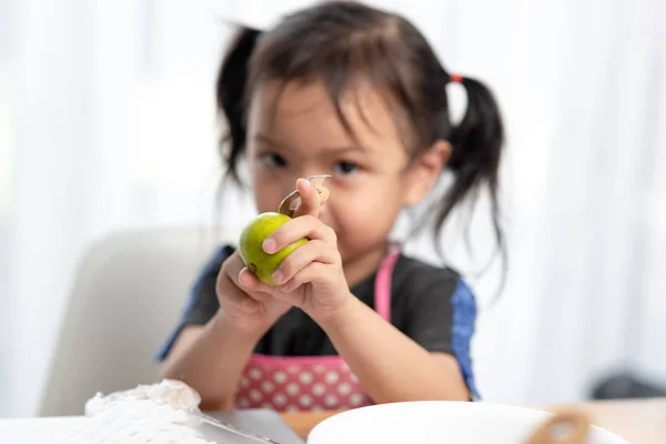 Cute Asian Dívka Snaží Peeling Citron Stylu Života — Stock fotografie