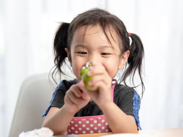 Cute Asian Girl Try Peeling Lemon Lifestyle Concept — Stock Photo, Image