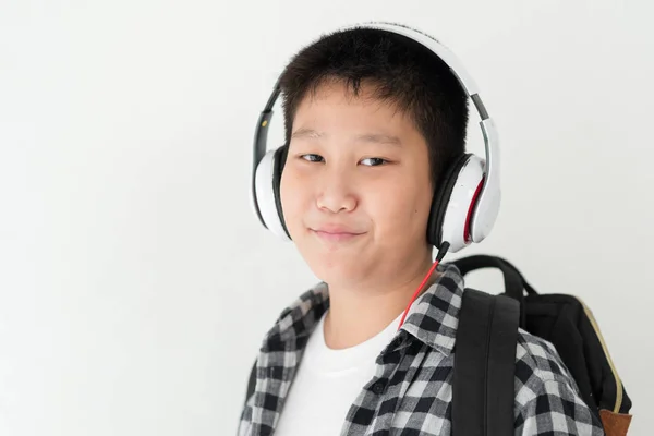 Menino Escola Asiática Feliz Usando Fone Ouvido Mochila Conceito Estilo — Fotografia de Stock