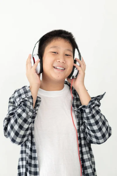 Feliz Asiático Preadolescente Chico Usando Auriculares Sobre Fondo Blanco — Foto de Stock