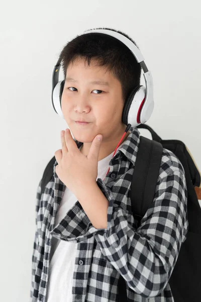 Menino Escola Asiática Feliz Usando Fone Ouvido Mochila Conceito Estilo — Fotografia de Stock