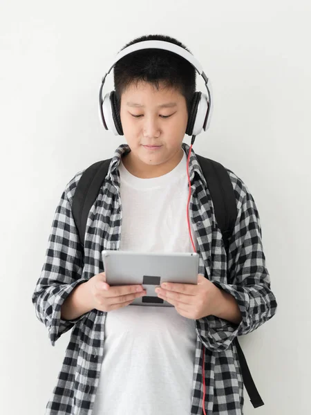 Menino Escola Asiática Feliz Usando Fone Ouvido Mochila Conceito Estilo — Fotografia de Stock