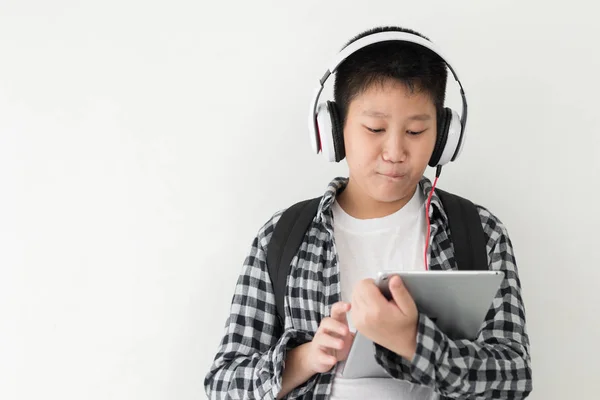 Happy Asian Schooljongen Met Behulp Van Hoofdtelefoon Tablet Lifestyle Concept — Stockfoto