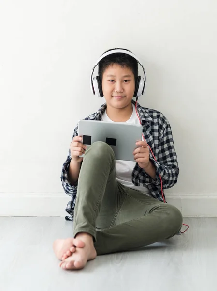 Preteen Jongen Gelukkig Aziatische School Met Behulp Van Tablet Hoofdtelefoon — Stockfoto