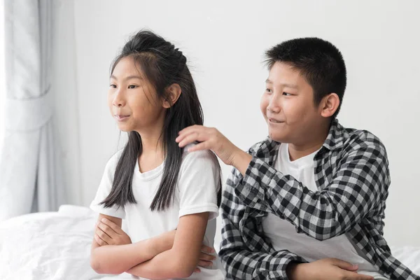 与他的妹妹在家里争论亚洲青春期男孩 生活方式概念 — 图库照片