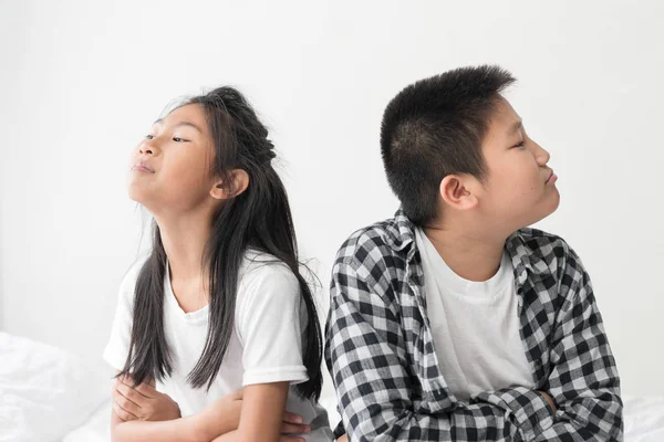 Streit Asiatische Preteen Junge Mit Seiner Jüngeren Schwester Hause Lebensstil — Stockfoto