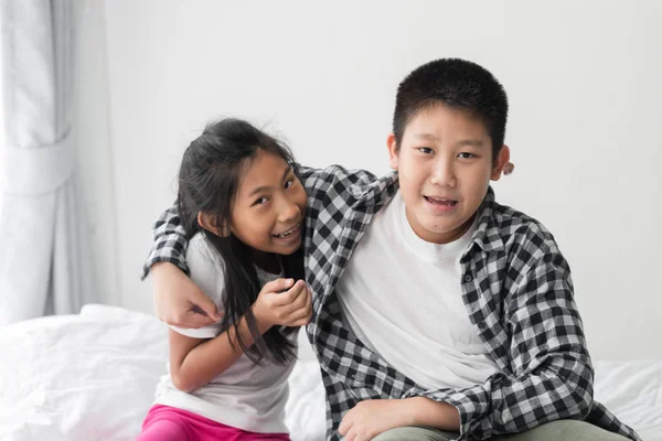 Feliz Asiático Preadolescente Chico Abrazando Menor Hermana Casa — Foto de Stock