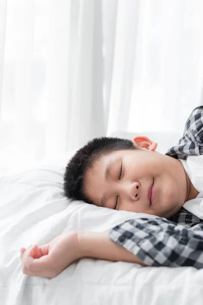 Preteen Aziatisch Slapen Bed Met Kopie Ruimte — Stockfoto