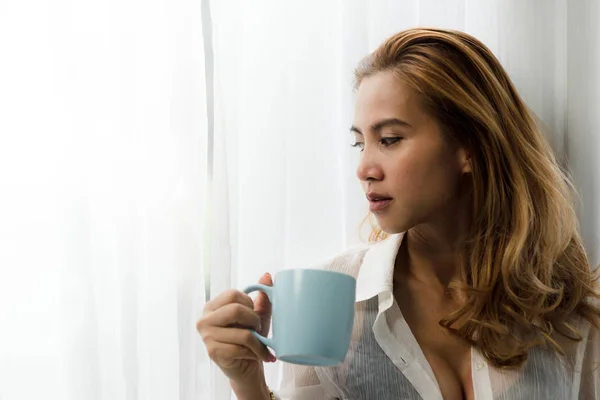 Mujer Asiática Feliz Bebiendo Café Mirando Por Ventana Concepto Estilo —  Fotos de Stock