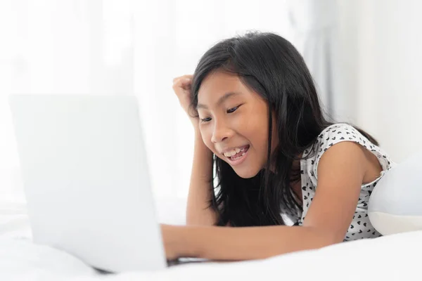 Menina Asiática Usando Laptop Cama Casa — Fotografia de Stock