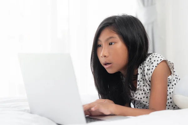 Menina Asiática Usando Laptop Cama Casa — Fotografia de Stock