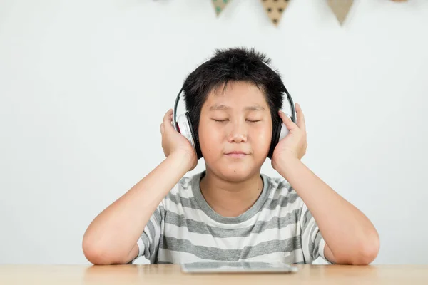 Feliz Preteen Ásia Menino Usando Fone Ouvido Ouvir Música Partir — Fotografia de Stock