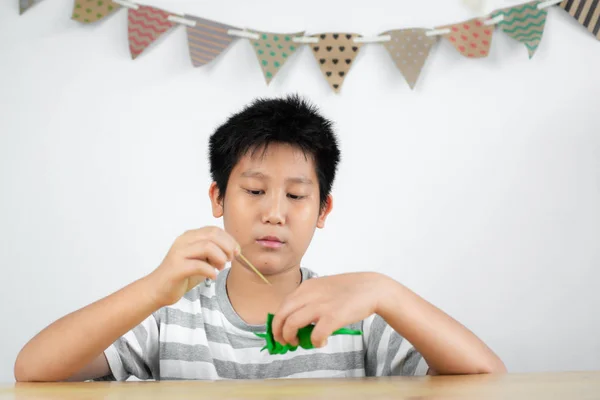 Glad Asiatiska Preteen Pojke Spela Degen Hemma — Stockfoto