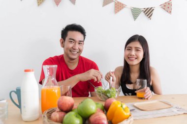 Asya çift birbirlerine salata, sevgilisi yaşam tarzı kavramı ile besleme.