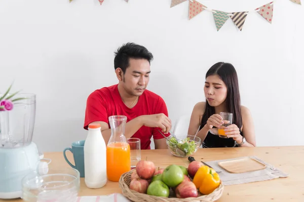 Asiática Pareja Alimentándose Mutuamente Con Ensalada Amante Concepto Estilo Vida — Foto de Stock