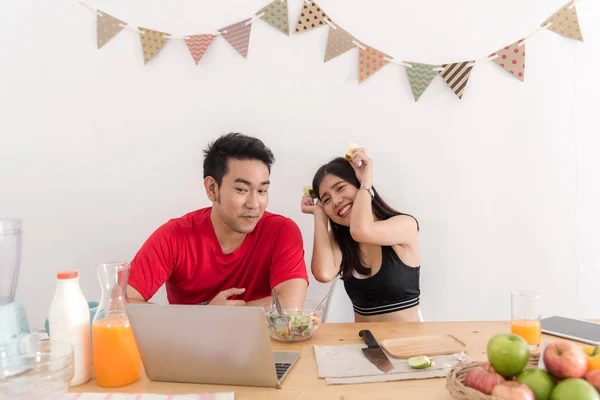 Feliz Pareja Asiática Usando Laptop Comiendo Ensalada Fruta Fresca Casa — Foto de Stock