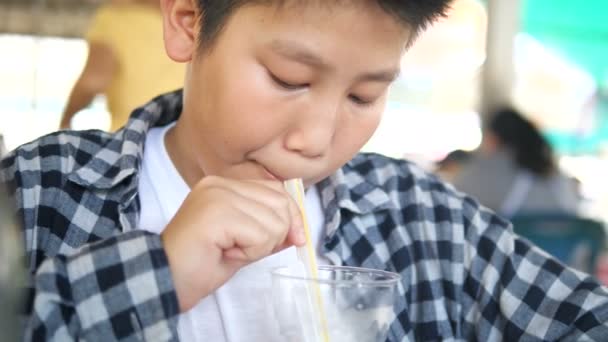 Asiatische Preteen Junge Genießen Seine Trinken Bei Lokalen Markt — Stockvideo