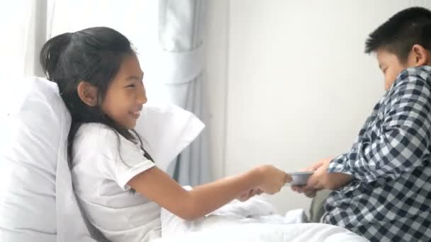 Ázsiai Testvére Birkózó Tabletta Húgát Kezét Amikor Akar Játszani Helyett — Stock videók