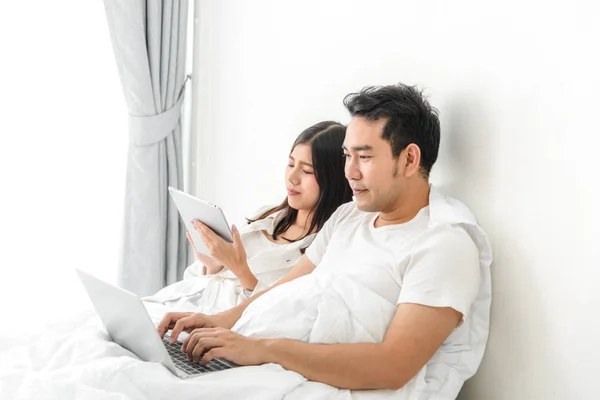 Feliz Casal Asiático Usando Laptop Tablet Juntos Cama Casa Conceito — Fotografia de Stock