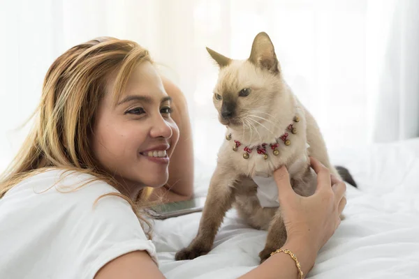 Mujer Asiática Feliz Relajándose Cama Con Gato Enfermedad Casa Concepto — Foto de Stock