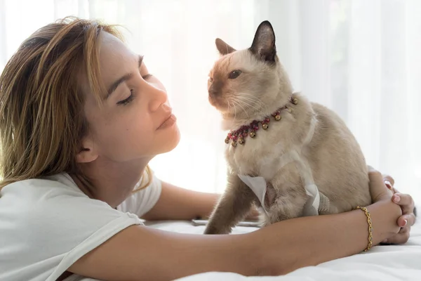 Šťastná Asijské Žena Relaxace Lůžku Její Nemoc Kočka Doma Stylu — Stock fotografie