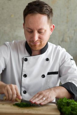 Maydanoz üzerinde kesme tahtası, yaşam kavramı Dilimleme Şef.