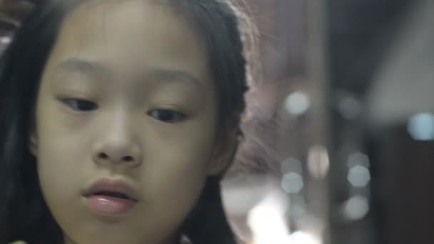 Madre Pettinando Sua Figlia Ragazza Asiatica Seduta Sulla Sedia — Video Stock
