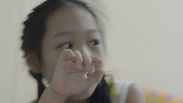 Boldog Ázsiai Nevetve Húga Otthon — Stock videók