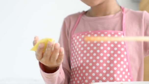 子供生地シート ライフ スタイルのコンセプトに豚肉を入れて 豚肉ワンタン自宅を作って — ストック動画