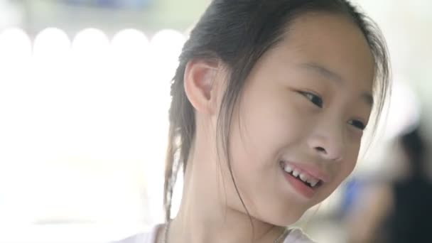 Счастливые Азиатские Дети Смотрят Друг Друга Улыбаются Концепция Образа Жизни — стоковое видео