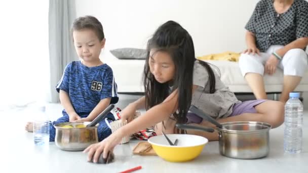 Felice Bambini Asiatici Che Giocano Cuochi Sul Pavimento Casa — Video Stock