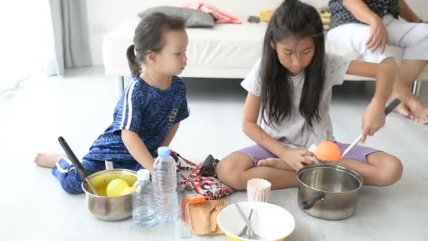 Feliz Asiático Niños Jugando Cocineros Suelo Casa — Vídeo de stock