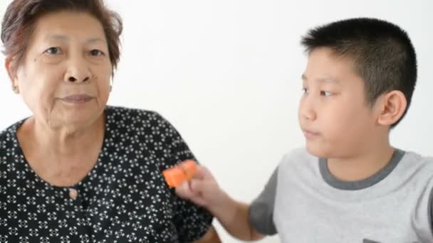 Happy Asian Boy Feeding Sliced Ripe Papaya His Grandmother Lifestyle — Stock Video